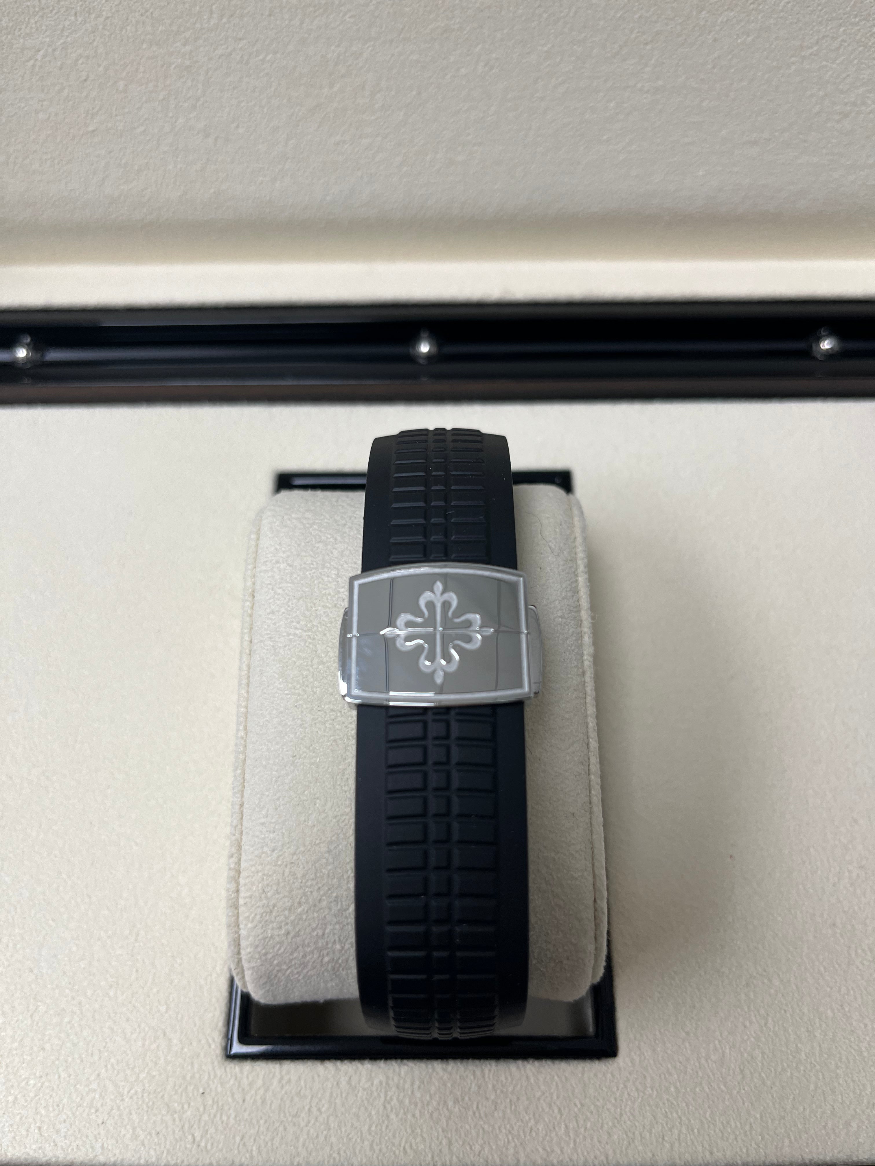 (Top version 1:1)Patek Philippe Aquanaut Stainless Steel/ Black Embossed Dial 40mm (Ref#5167A-001)