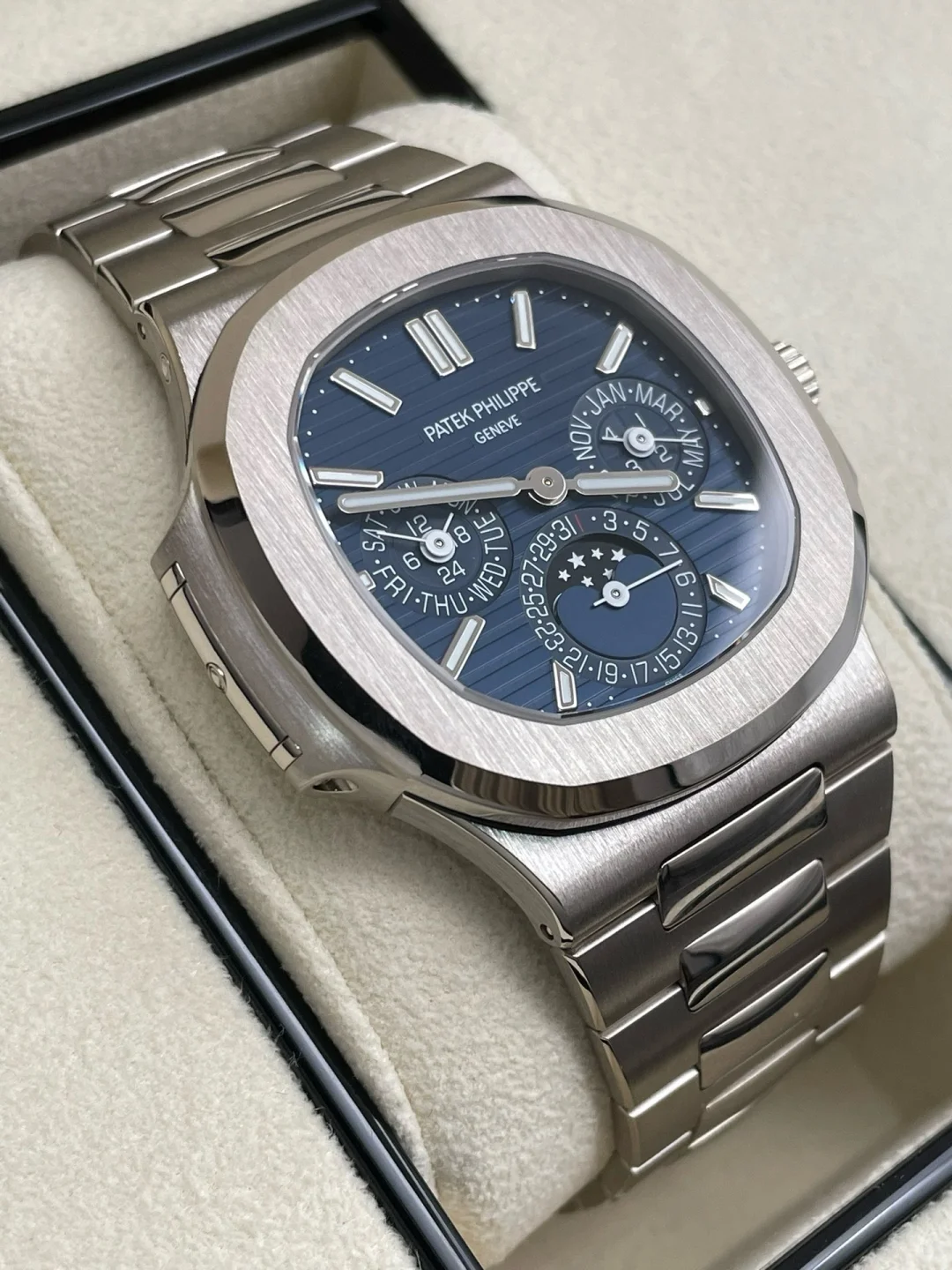 Patek Philippe Nautilus 5740-1G-001