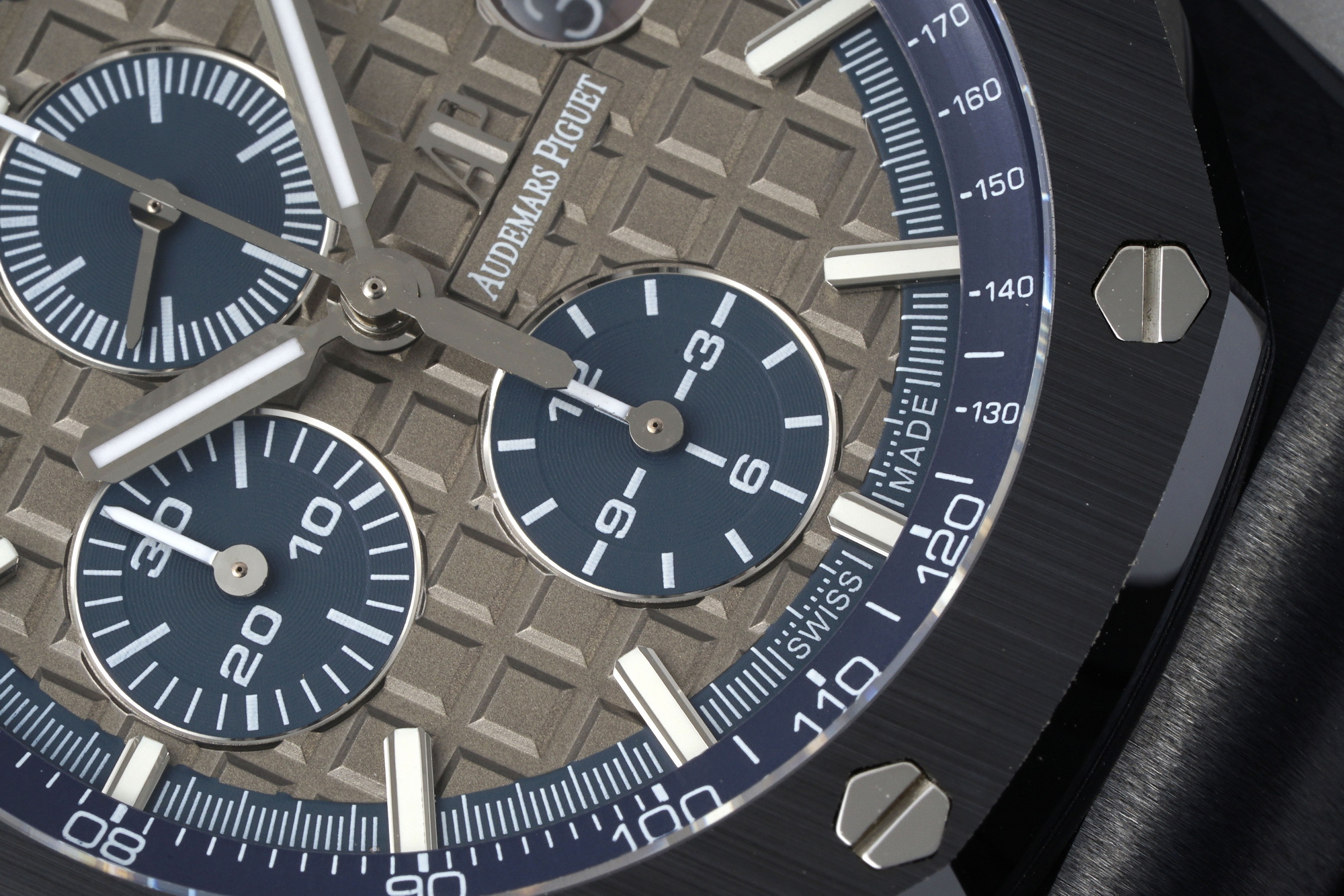 Audemars Piguet Royal Oak Offshore 44 mm, Grey Ref. 26405CG.OO.A004CA.01