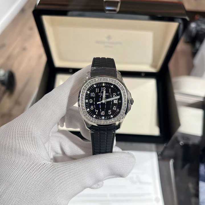 5267/200A-001-Patek Philippe AQUANAUT