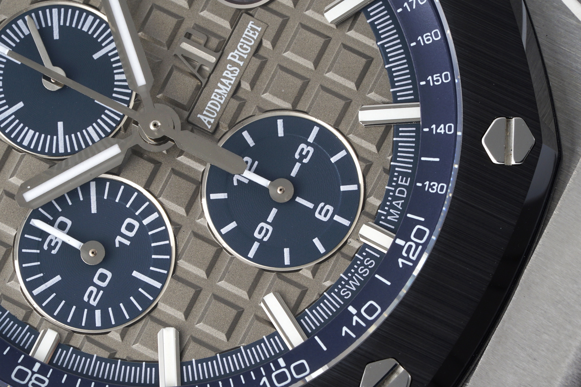 Audemars Piguet Royal Oak Offshore 44 mm, Grey Ref. 26400IO.OO.A004CA.02