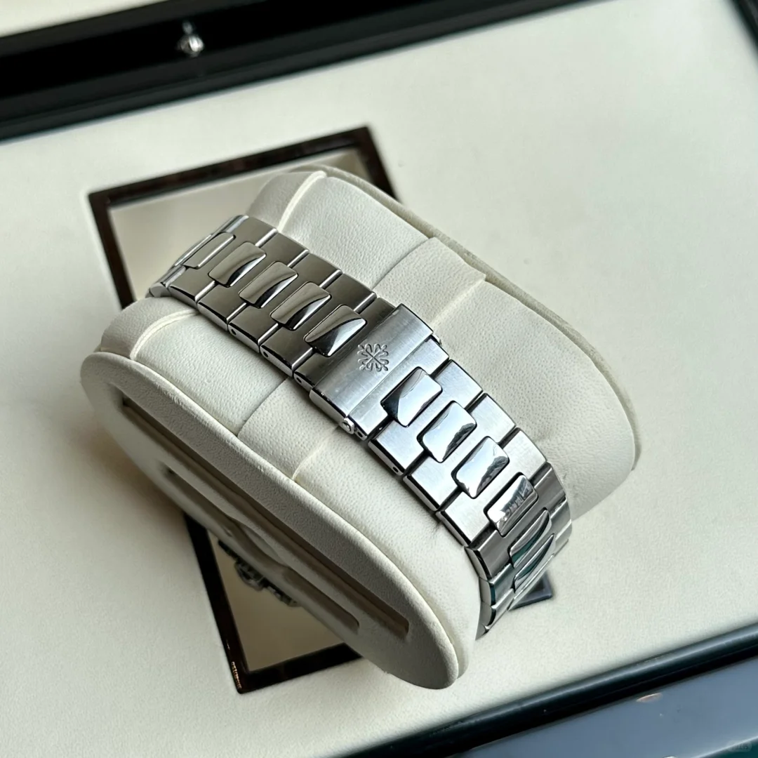 Patek Philippe Nautilus 5726/1A-010 Mens 40.5mm