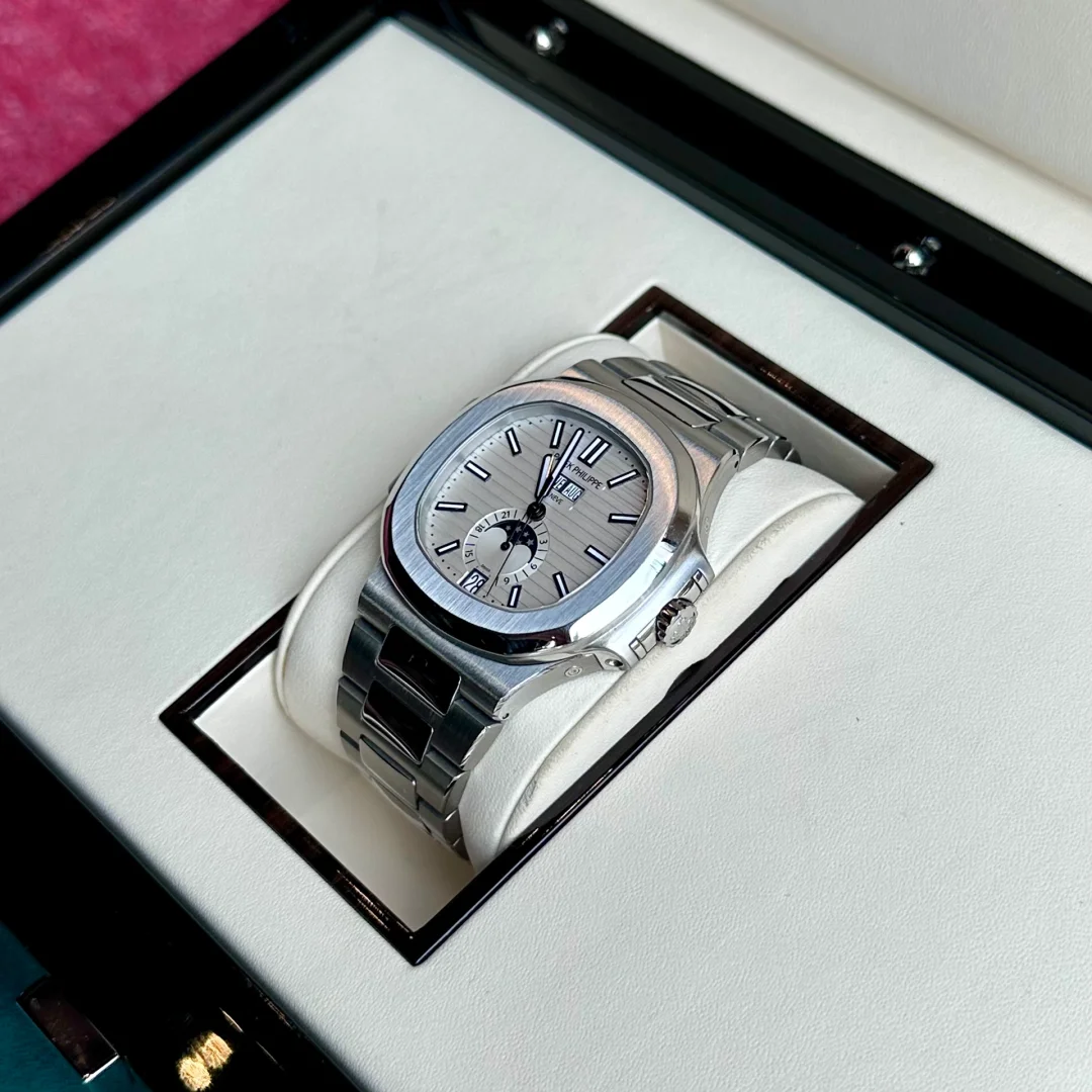Patek Philippe Nautilus 5726/1A-010 Mens 40.5mm