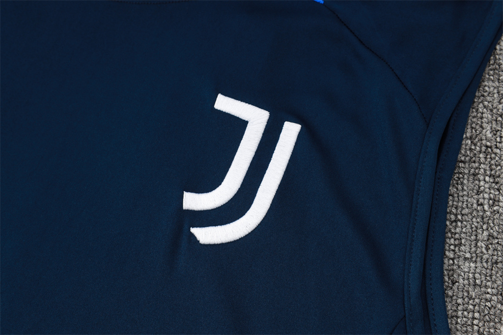 Juventus Training Jersey 24/25