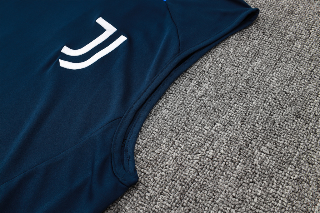 Juventus Training Jersey 24/25