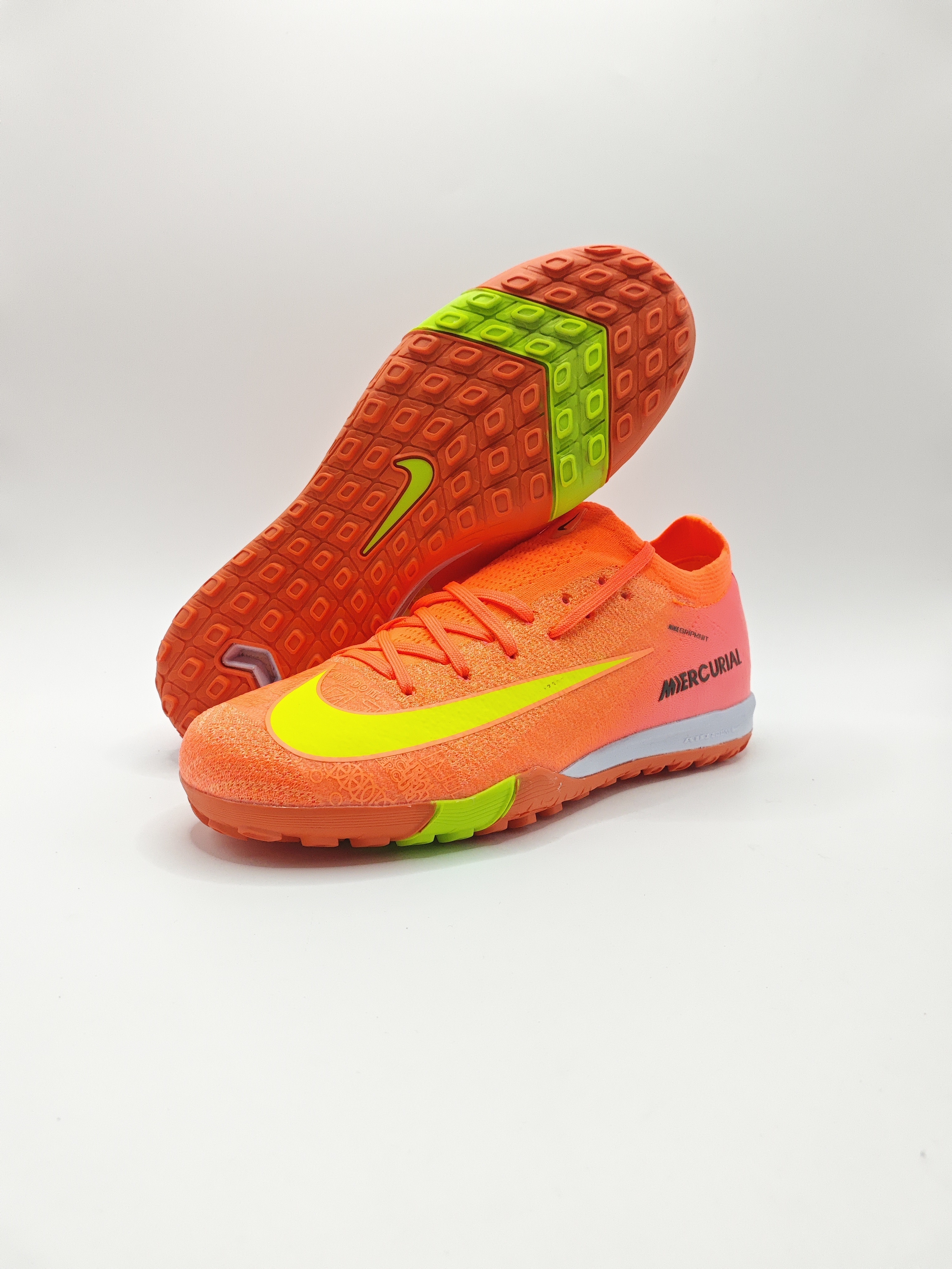 耐克刺客十六代低帮内置全气垫防水针织草钉MD底足球鞋