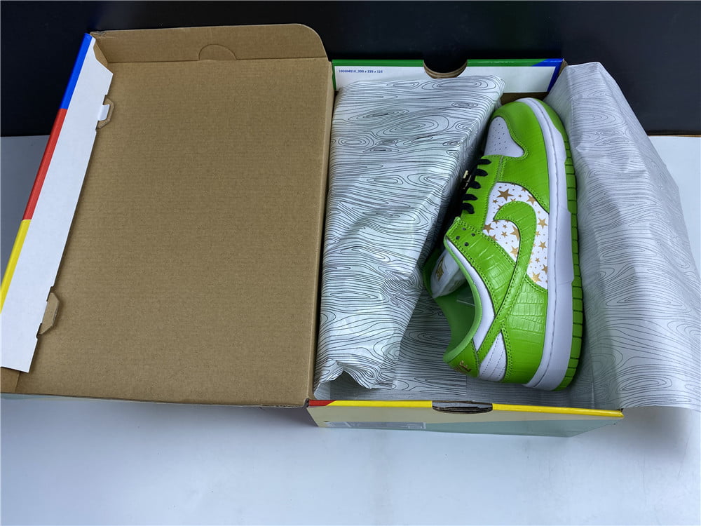 Supreme x Nike SB Dunk Low Mean Green