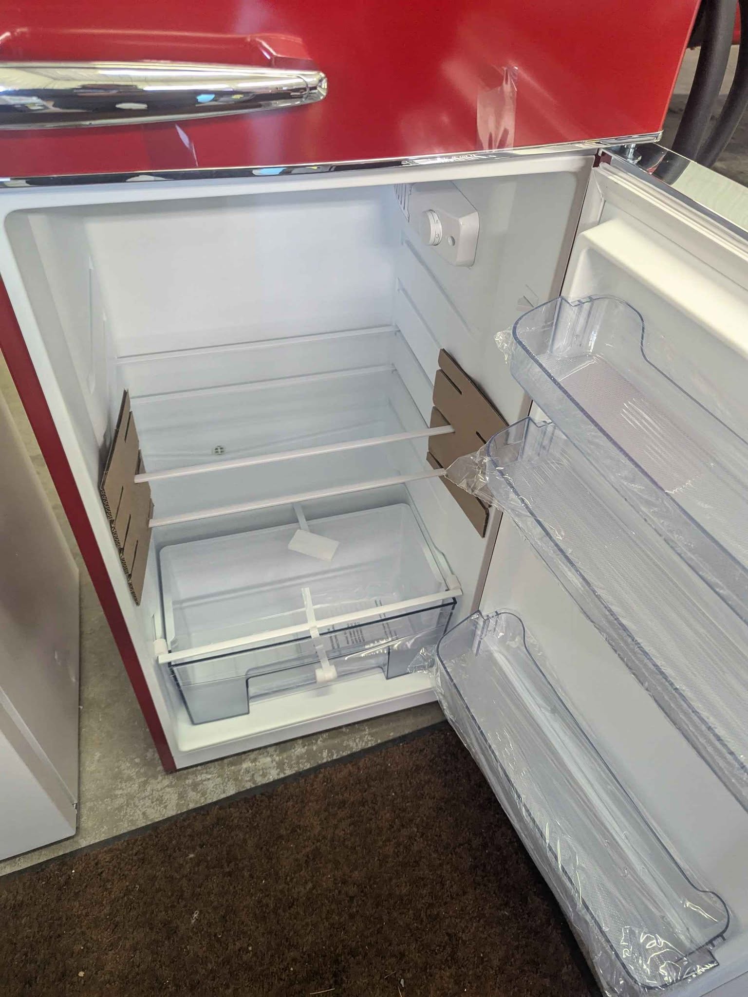 Galanz GLR12TRDEFR Refrigerator, Dual Door Fridge, Adjustable Electrical Thermostat Control with Top Mount Freezer Compartment, Retro Red, 12.0 Cu Ft