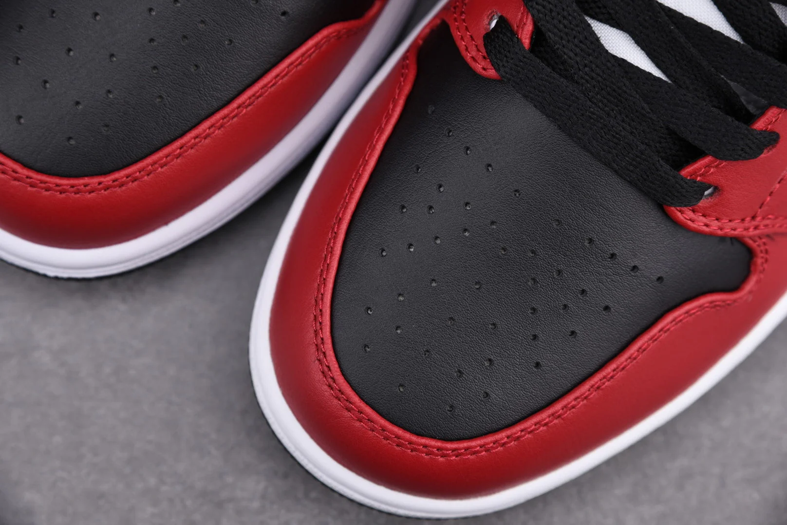 AJ1 Mid 'Chicago Black Toe'