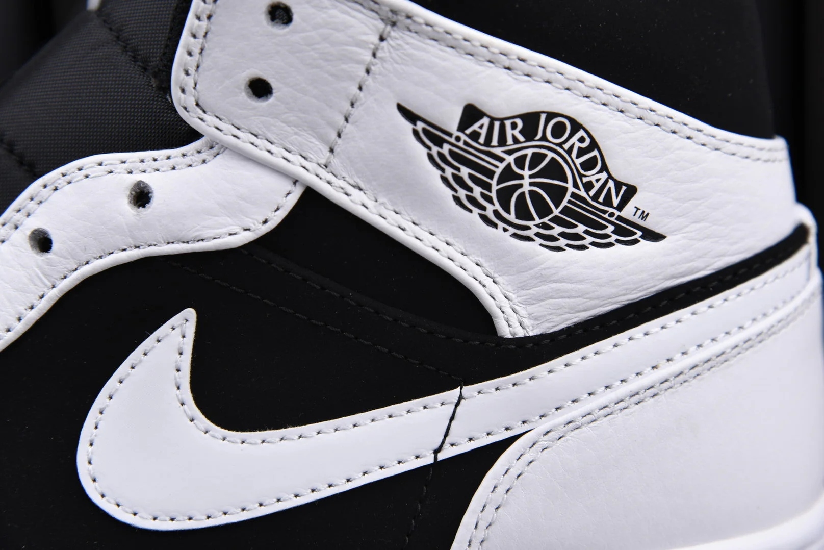 AJ1 Retro Mid 'Tuxedo'