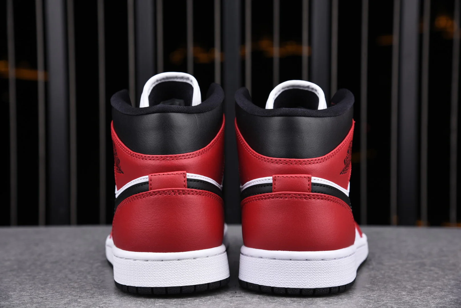 AJ1 Mid 'Chicago Black Toe'
