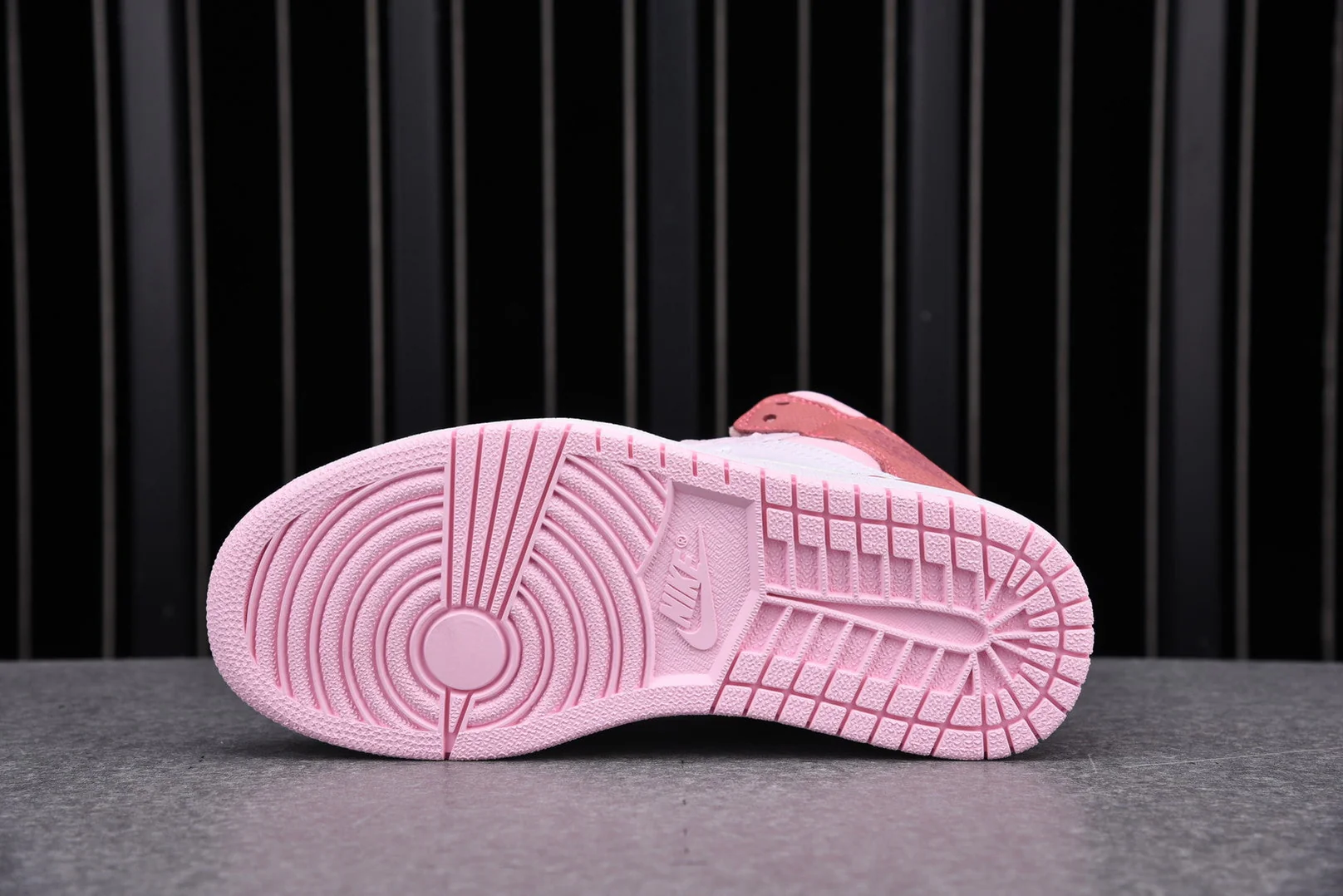 AJ1 Mid 'Digital Pink'