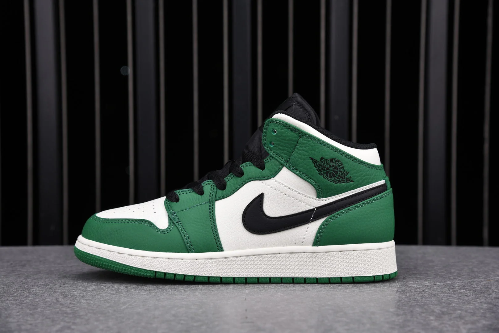 AJ1 Mid SE GS 'Pine Green'
