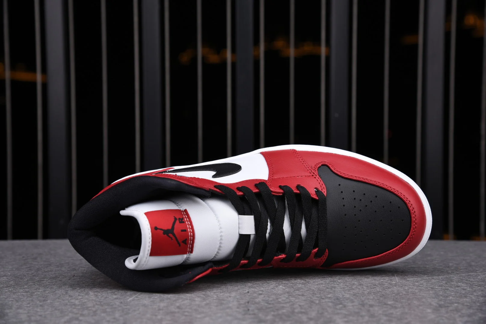 AJ1 Mid 'Chicago Black Toe'