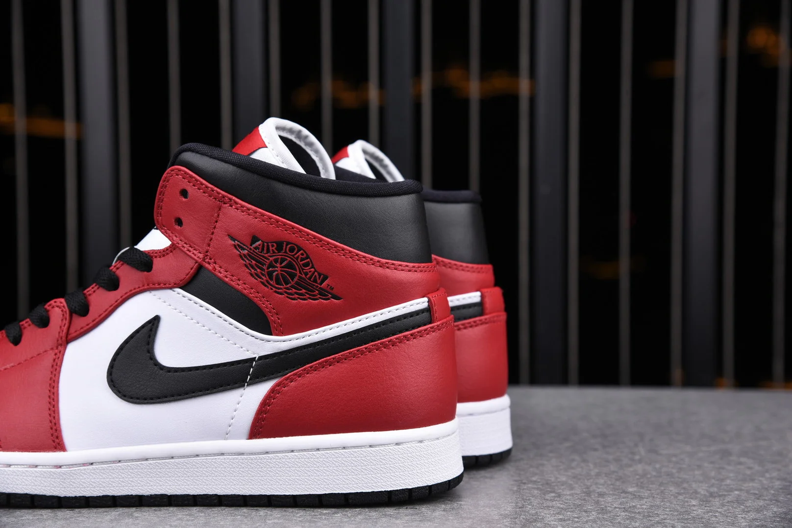 AJ1 Mid 'Chicago Black Toe'