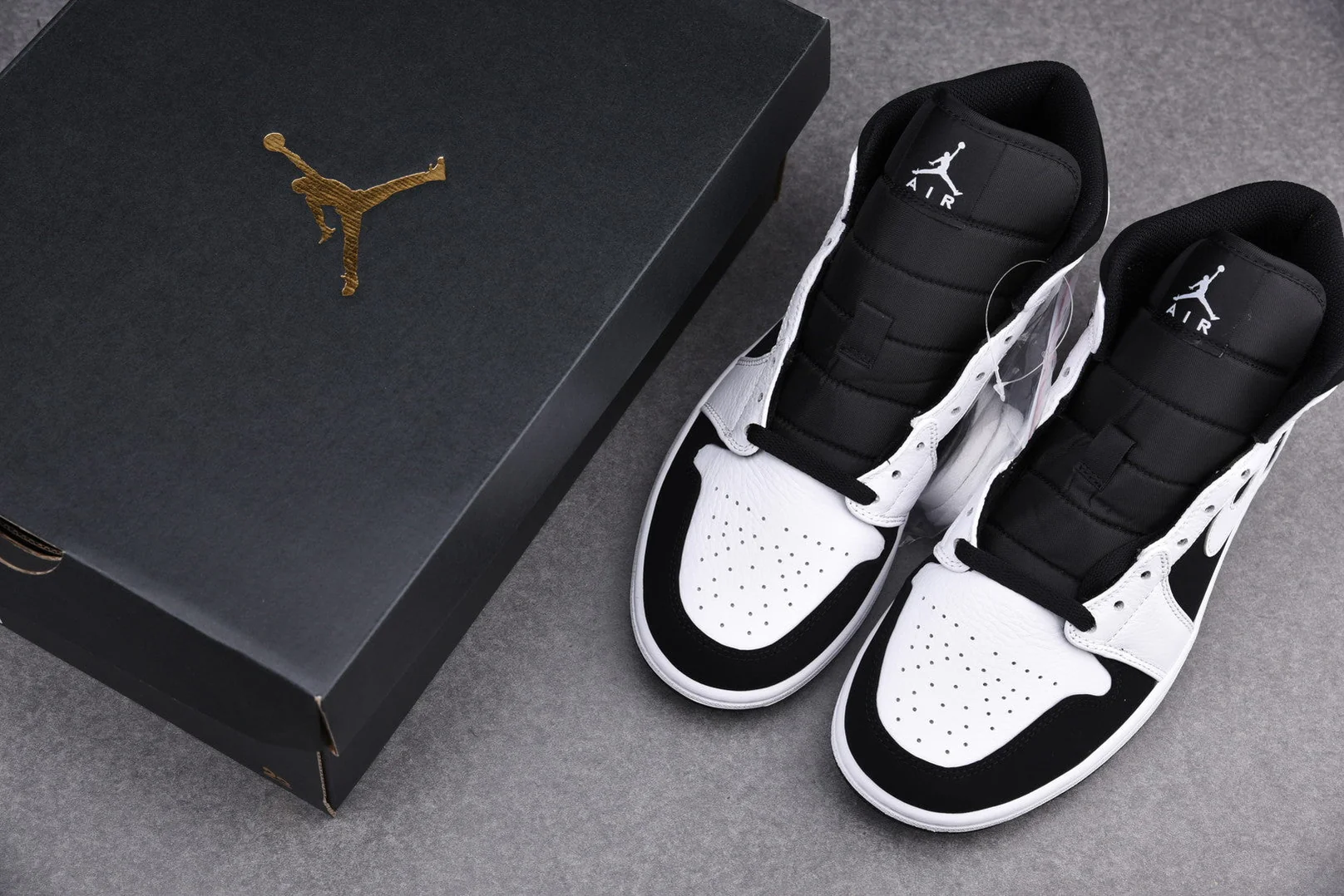 AJ1 Retro Mid 'Tuxedo'