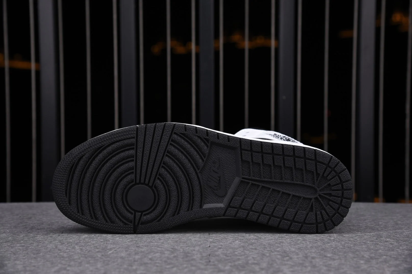 AJ1 Retro Mid 'Tuxedo'