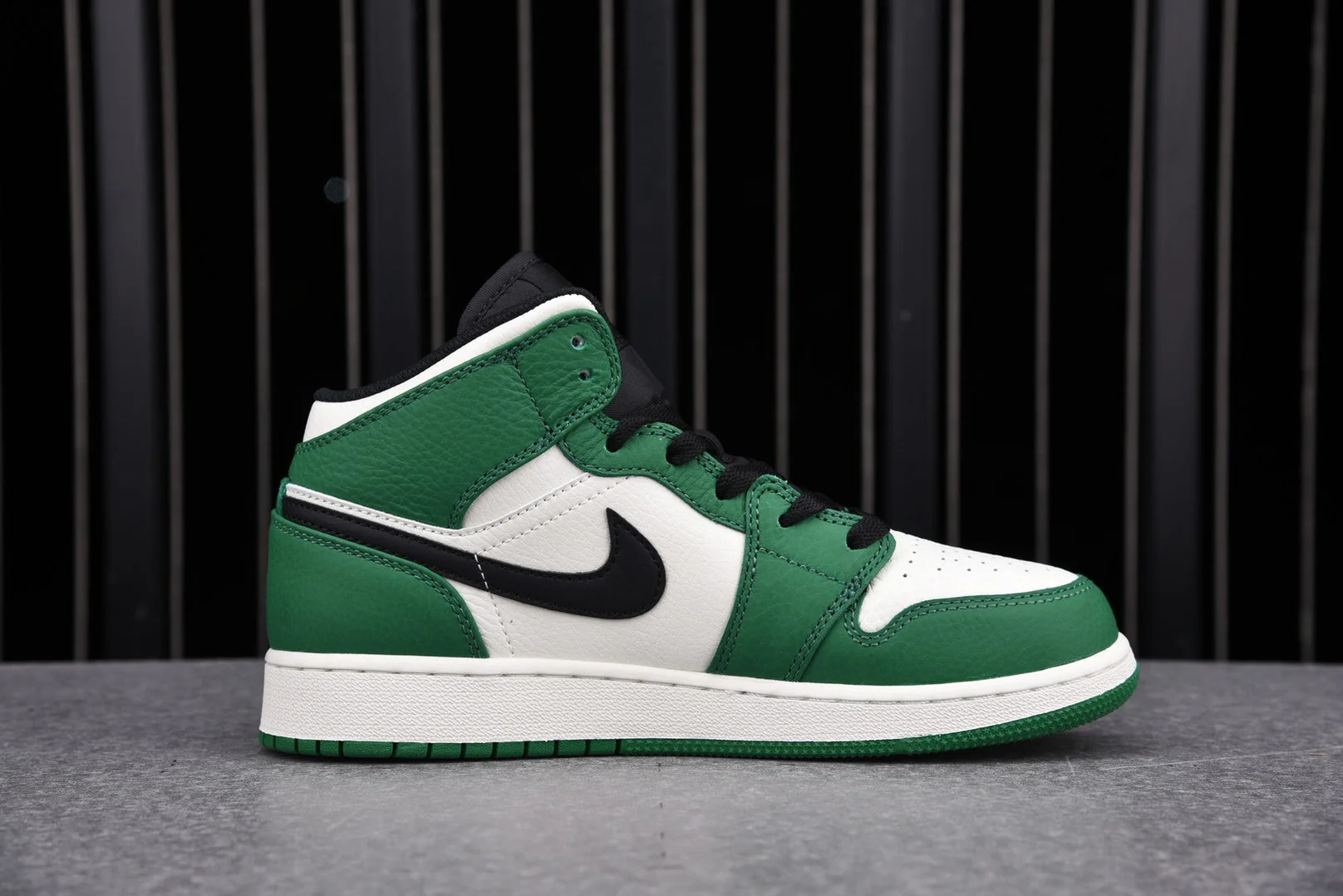 AJ1 Mid SE GS 'Pine Green'