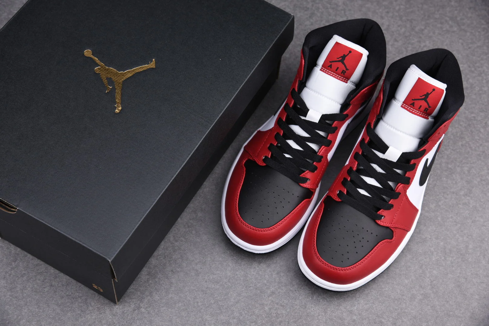 AJ1 Mid 'Chicago Black Toe'