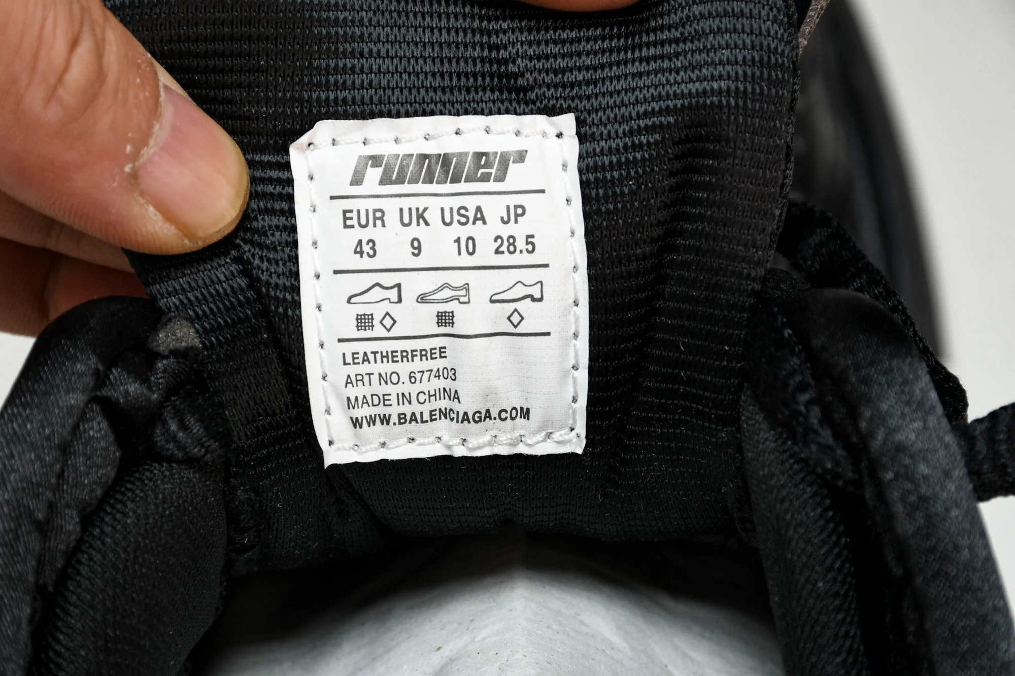 Runner 'Triple Black - Glossy'