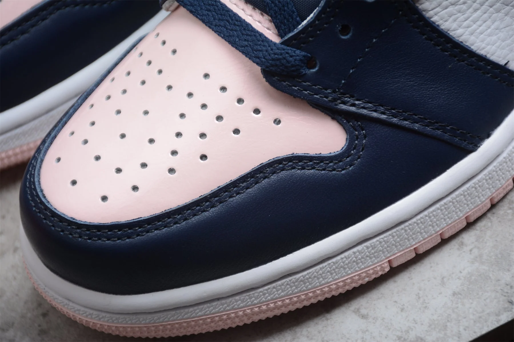 AJ1 Retro High OG 'Atmosphere'