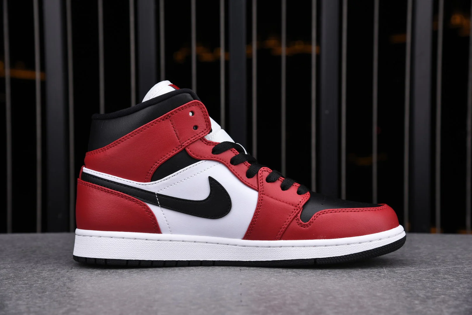 AJ1 Mid 'Chicago Black Toe'