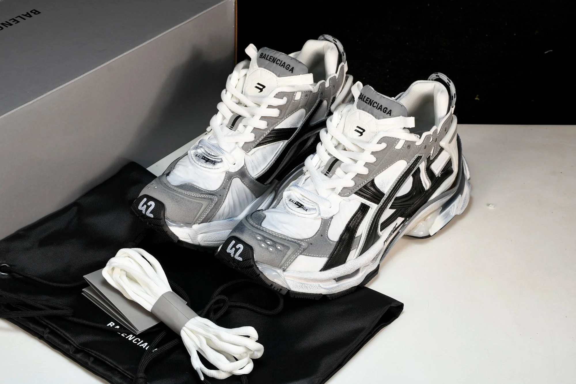 Runner 'White Black Grey'