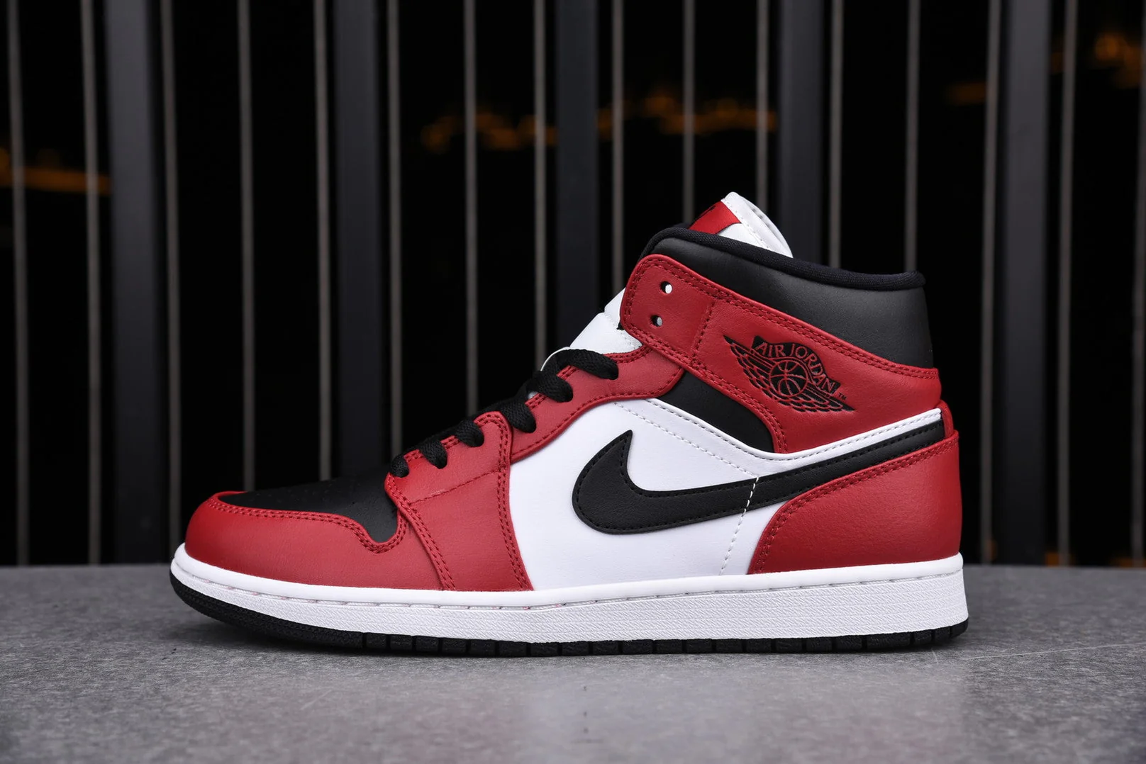 AJ1 Mid 'Chicago Black Toe'