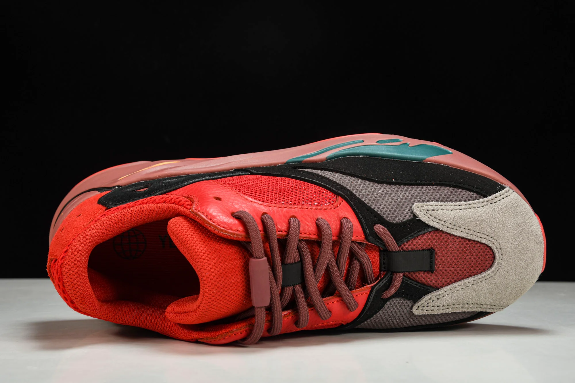 Yzy Boost 700 Hi-Res Red