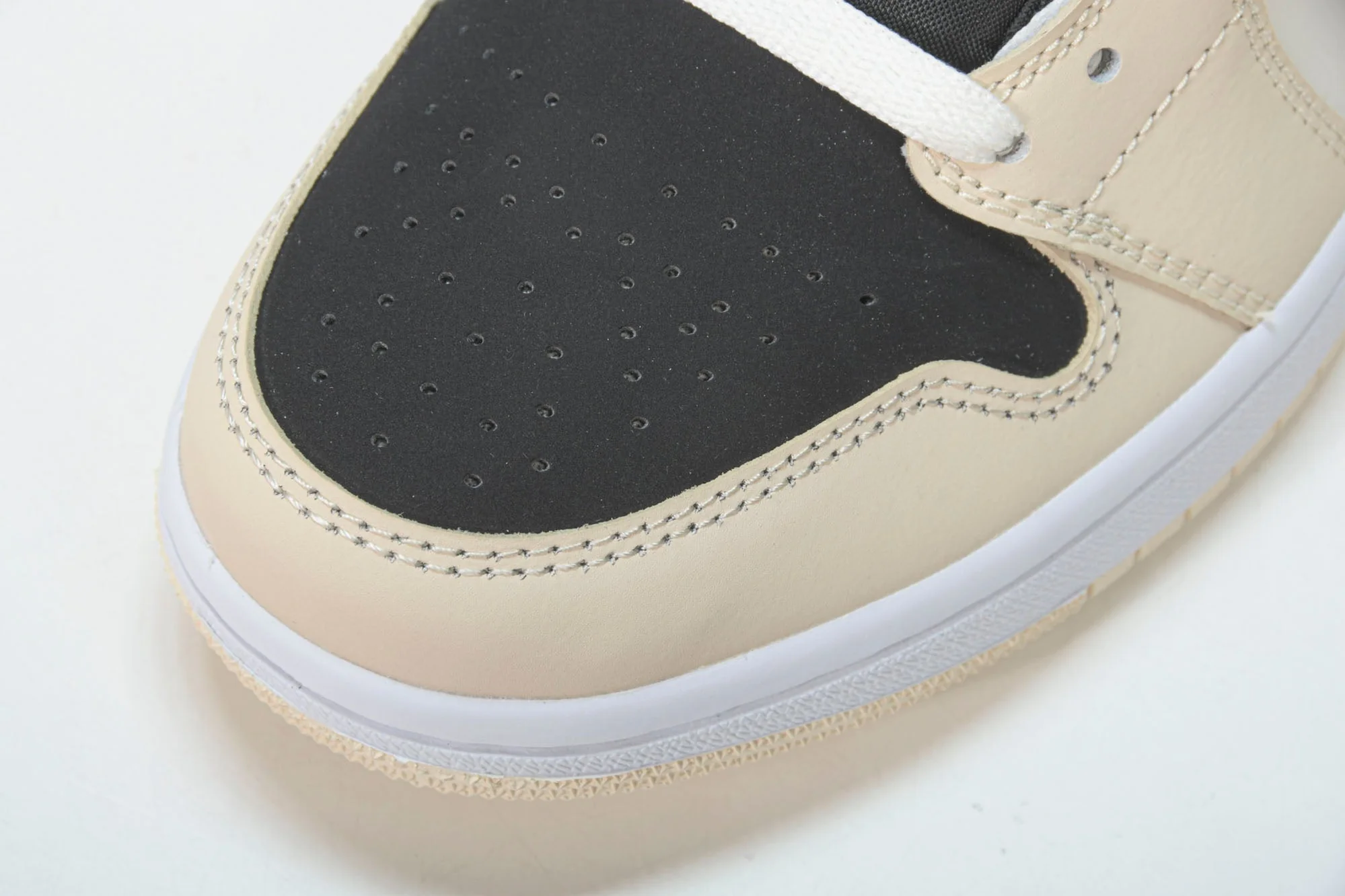 AJ1 Mid 'Barely Orange'