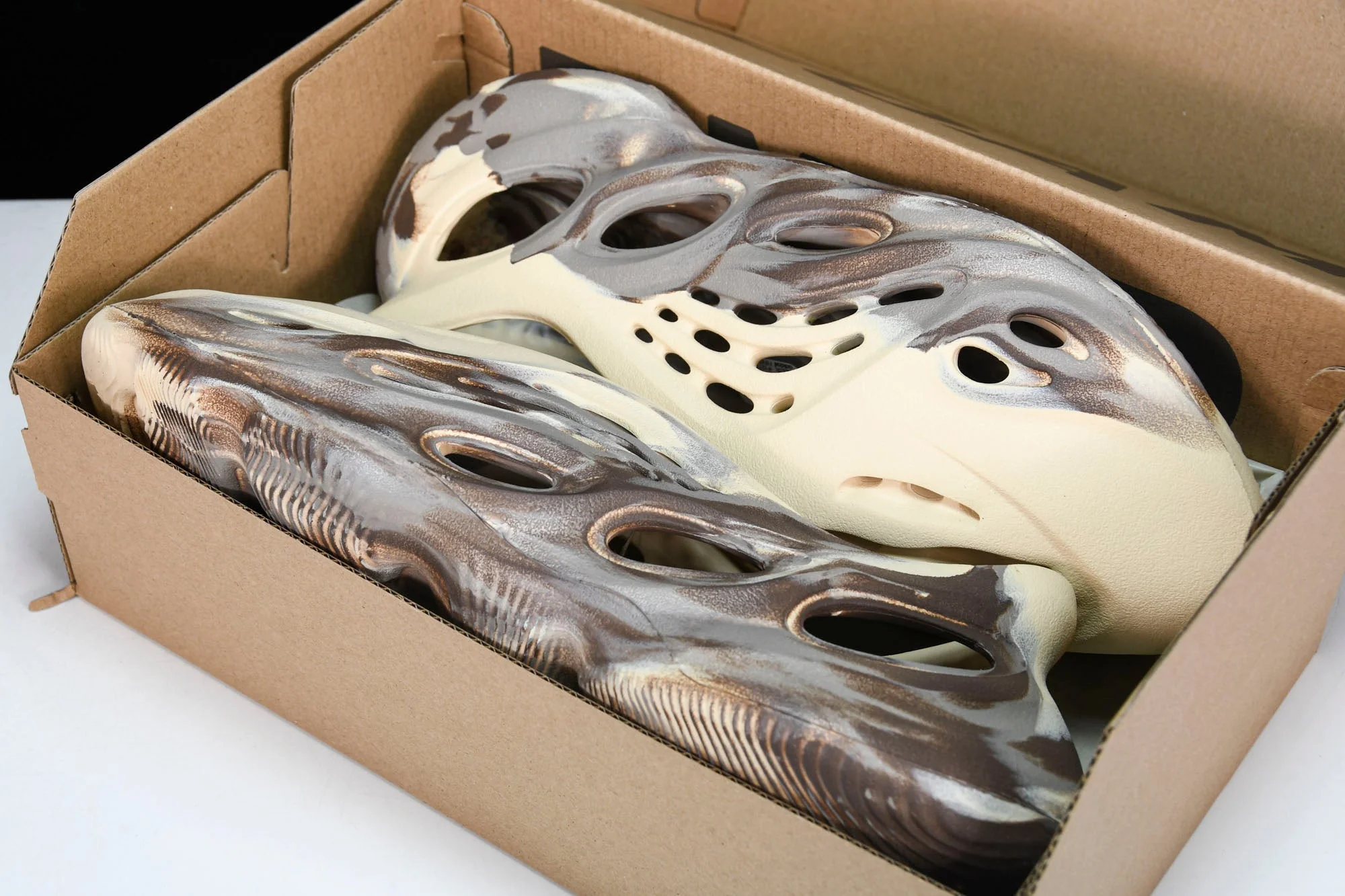 Yzy Foam RNNR 'MX Cream Clay'