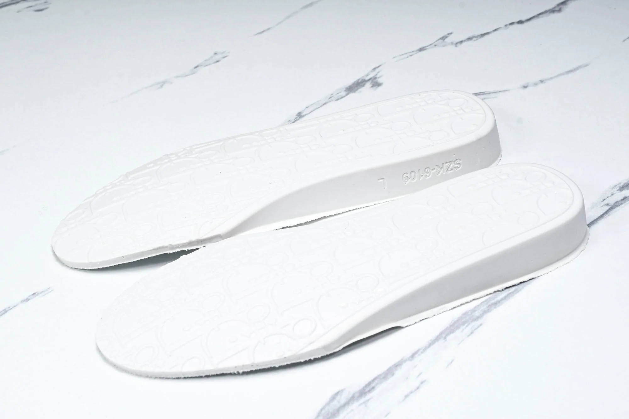 D1or B23 Low 'Newsprint'