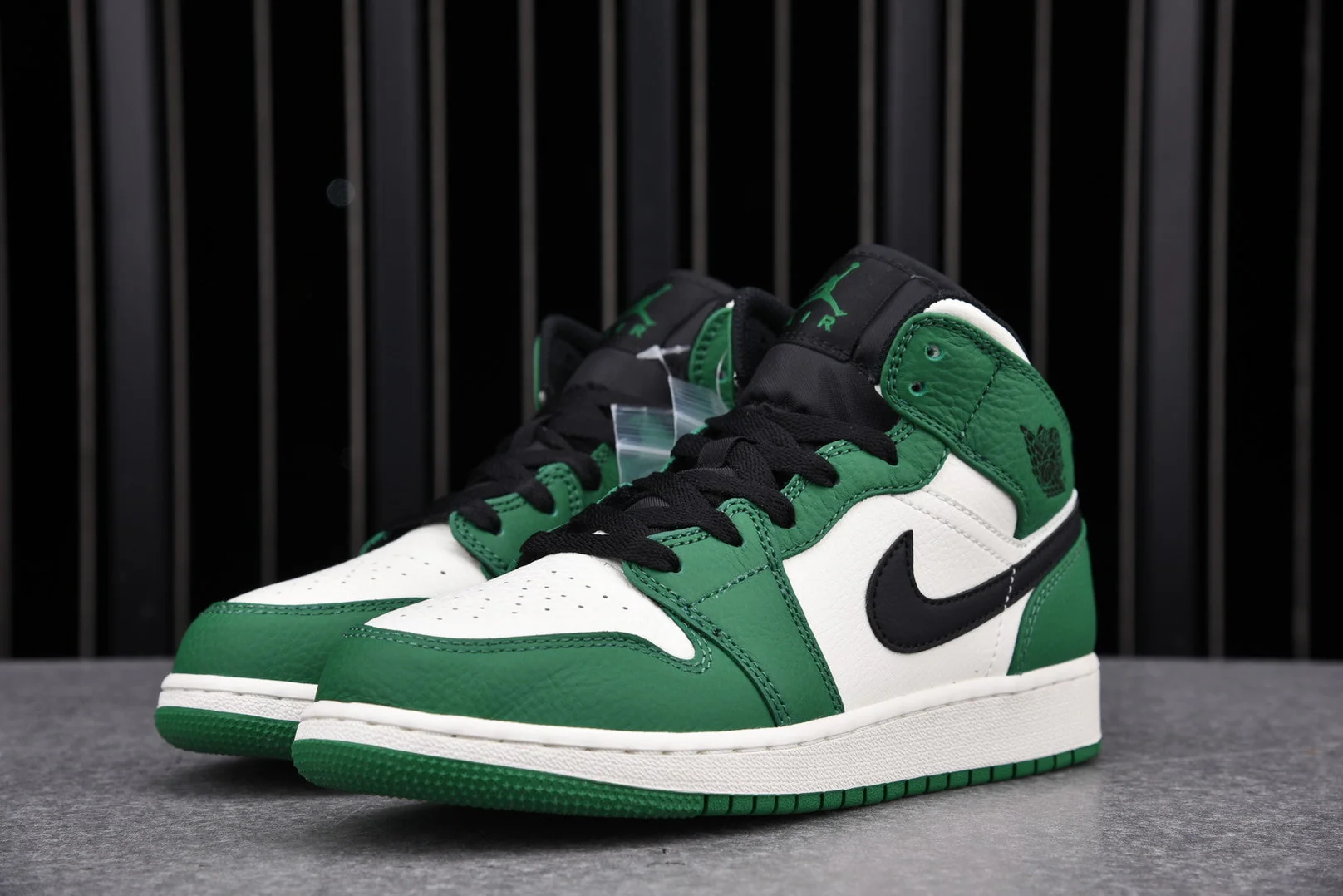 AJ1 Mid SE GS 'Pine Green'
