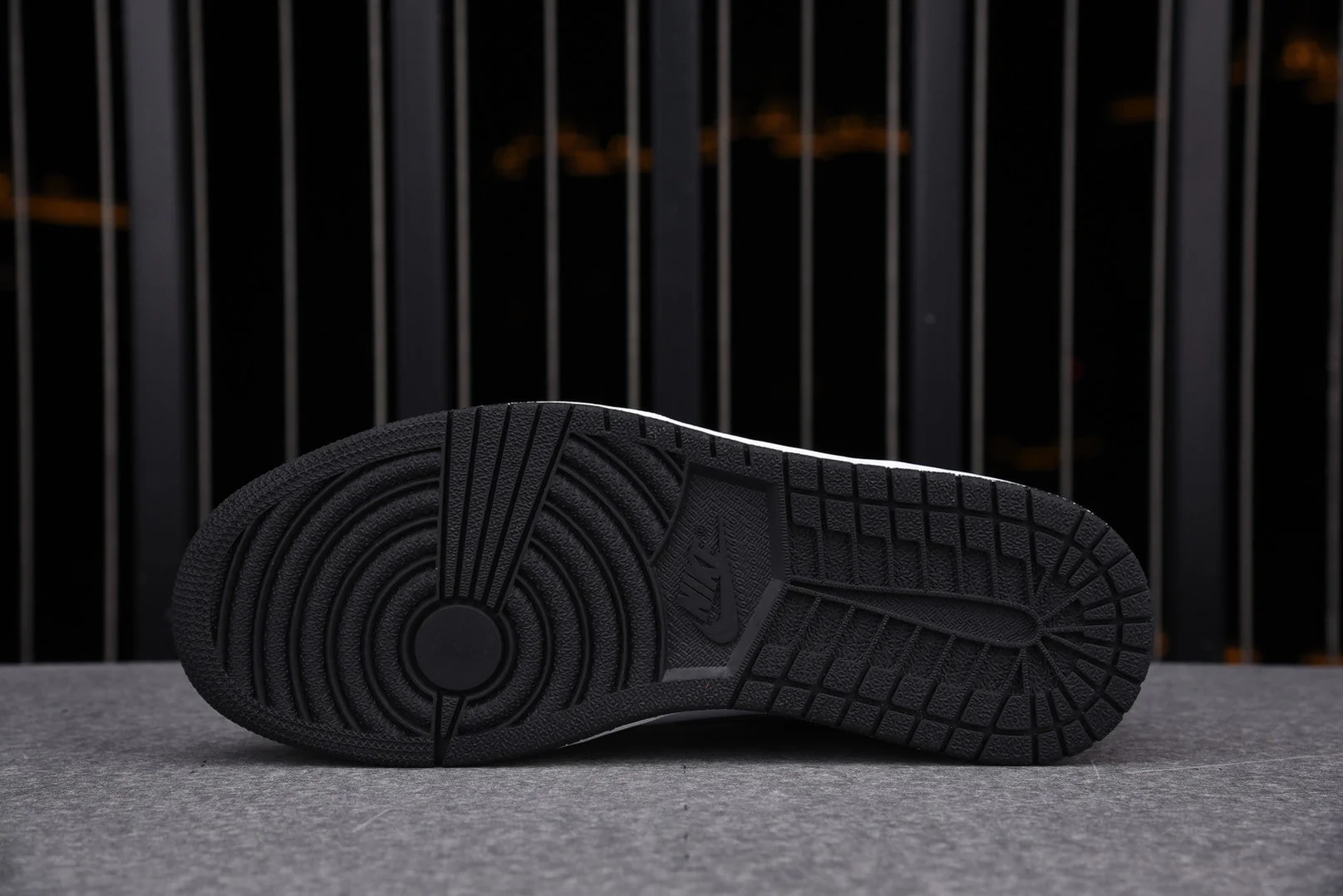 AJ1 Mid 'Chicago Black Toe'