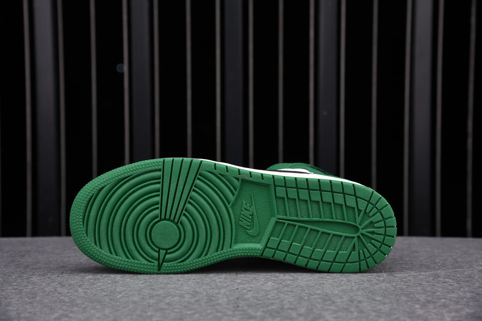 AJ1 Mid SE GS 'Pine Green'