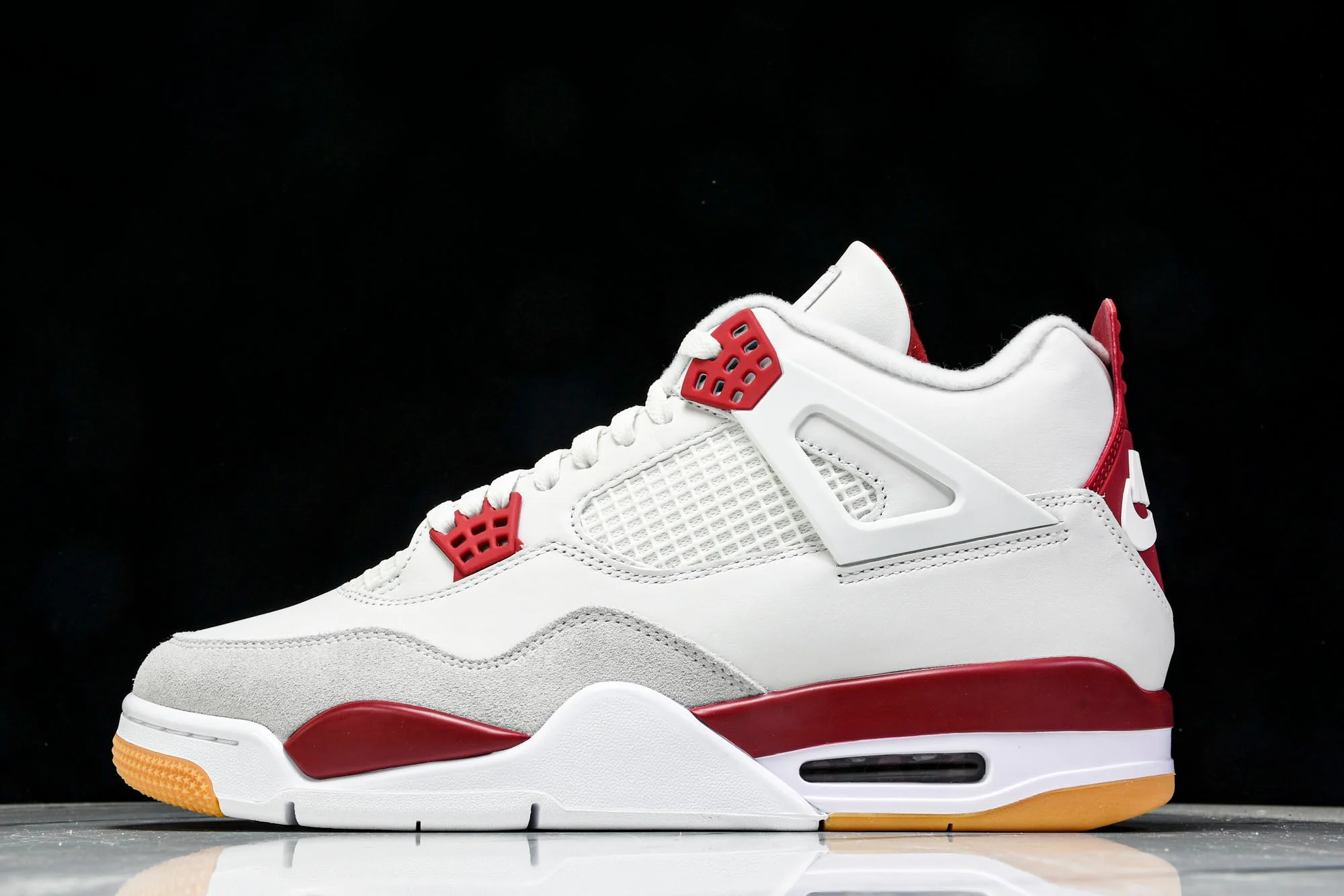 AJ4 Retro SB 'Varsity Red' (Friends & Family)