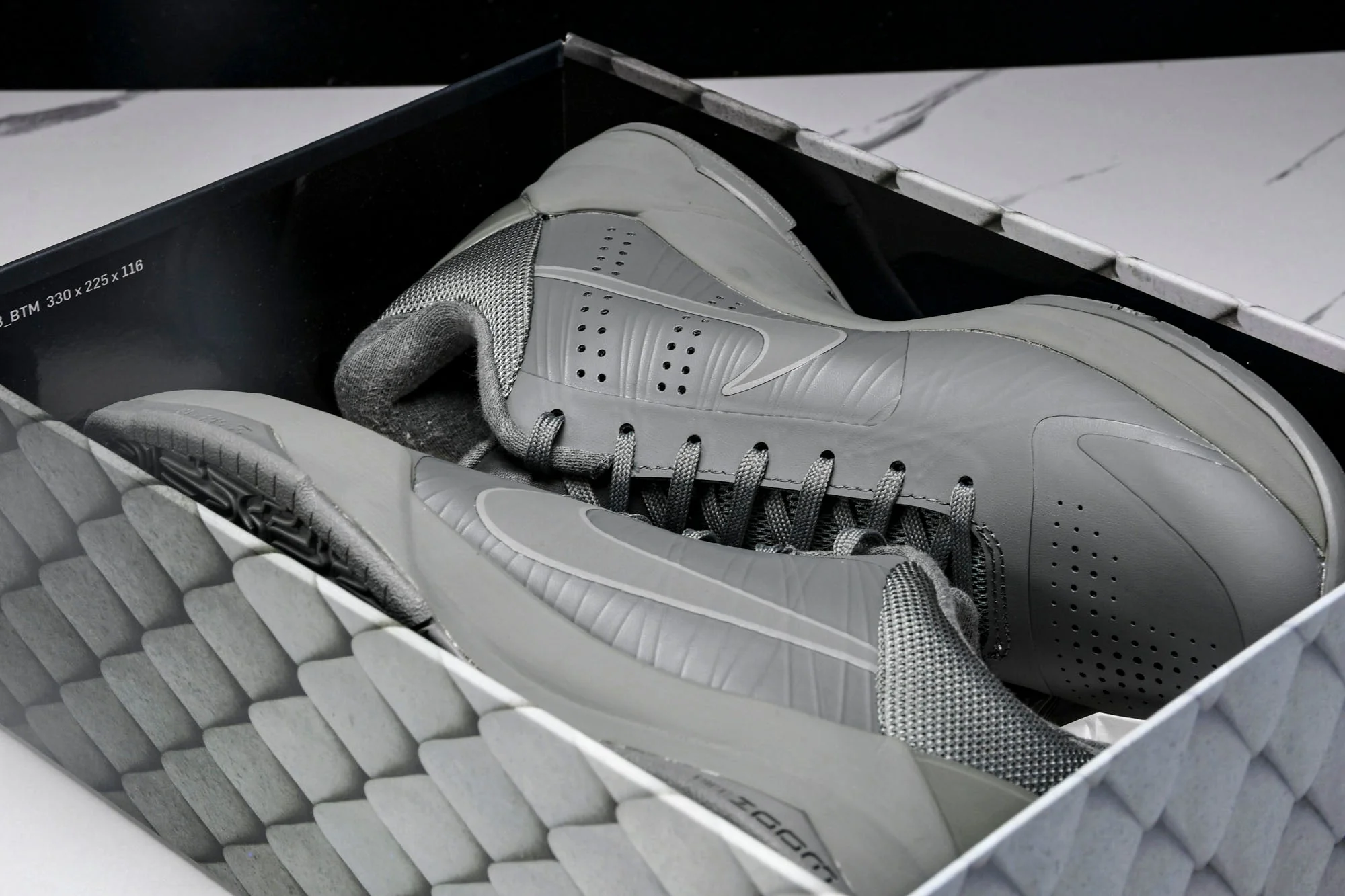 Kobe 5 'Fade to Black'