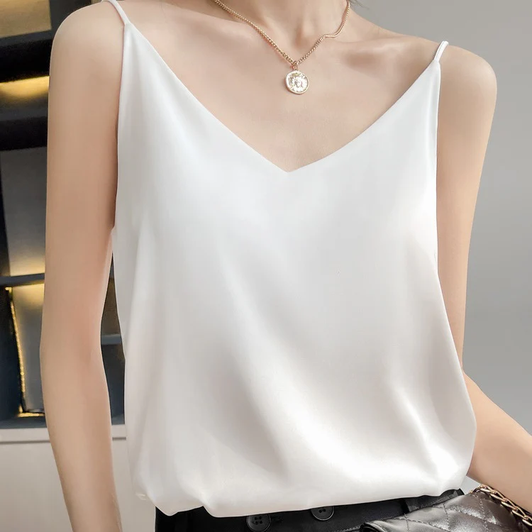VEIMIA【サテンキャミソール】上質感たっぷりな光沢のある素材だから着るだけで、女っぽさとリッチ感を格上げる。