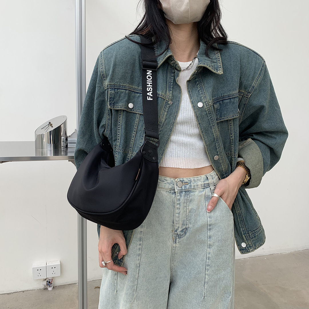 Casual Bag for Women 2022 Autumn Winter New Large Capacity Wide Shoulder Strap Crossbody Bag Nylon Fabric Large Capacity Single Shoulder Bag Trendy