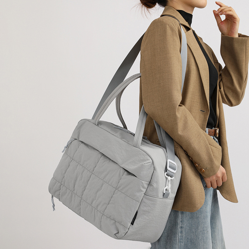 Lightweight Nylon Large Capacity Tote Bag for Women 2025 New Lightweight Travel Shoulder Crossbody Bag Commuting Handbag