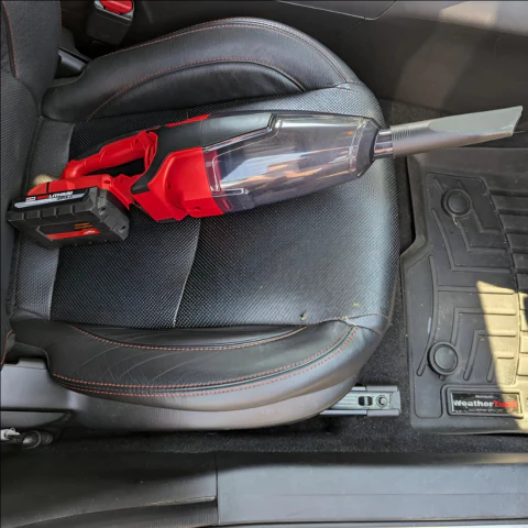 Kabelloser Staubsauger für das Auto — Leistung und Praktikabilität